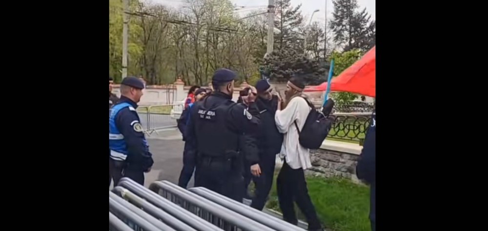 Stegarul Dac, circ la Palatul Cotroceni. A vrut să ajungă la „Comisia din America”, dar s-a luat la bătaie cu jandarmii