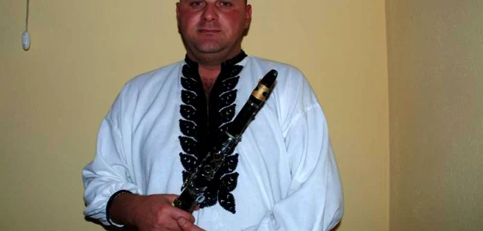 Călin Nicoară cântă la taragot
