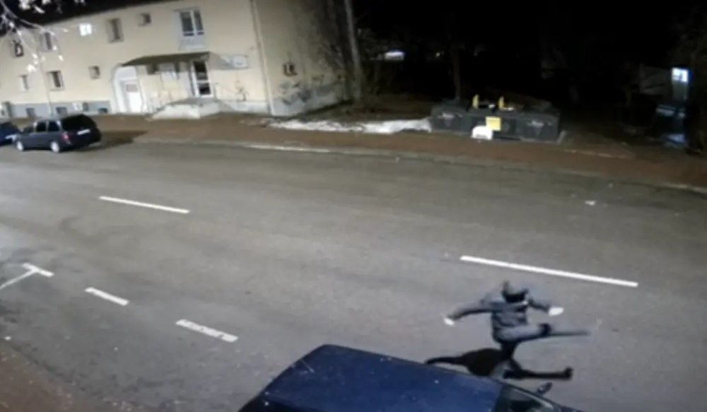 Zeci de mașini vandalizate pe o stradă din centrul Sucevei. Poliția are un suspect VIDEO