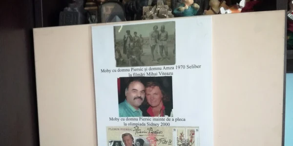 Colecţionarul de elefănţei Niculae „Moby” Mătăsaru din Râmnicu Vâlcea alături de actori mari ai ţării Foto Adevărul - credit Dacy Stoica