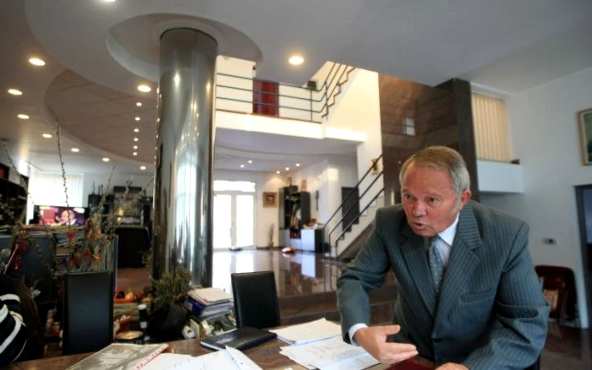 
    Sorin Neagoe, fostul patron al firmei Italrom, în casa pe care a pierdut-o după ce o tranzacţie cu liderul unui clan de romi i-a falimentat afacerea  foto: adevarul.ro  