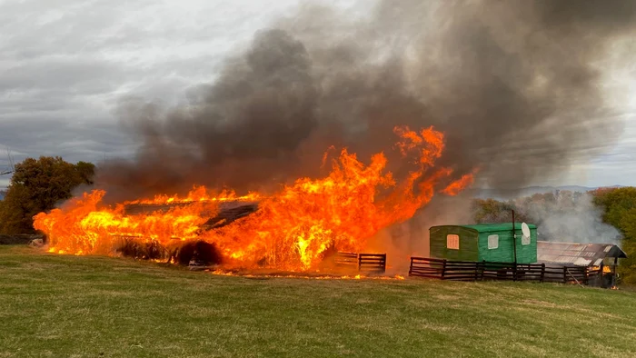Flăcările au cuprins o locuință și 10 tone de furaje, iar o persoană a fost găsită carbonizată.