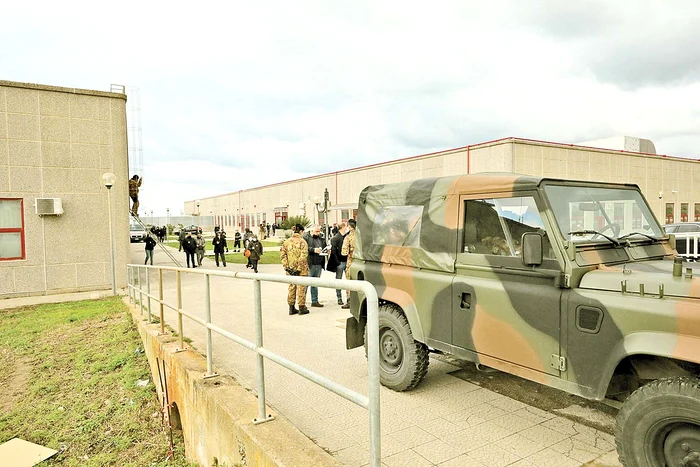 Pentru a nu risca nimic, sala de proces e apărată de militari