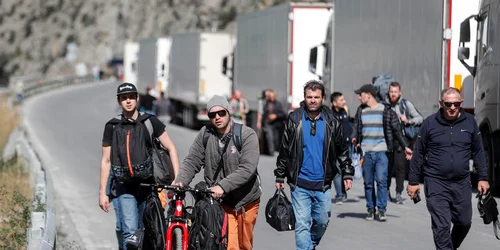 Bărbați ruși cu bagaje pe jos sau cu biciclete ies din Rusia și trec în Georgia pe la vama din Verkhnii Lars FOTO EPA EFE (6) jpg