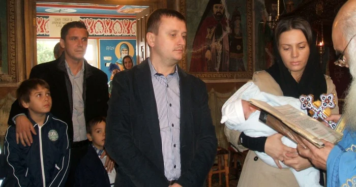 Narcis Răducan (stânga) alături de copiii lui şi de naşii bebeluşului, familia Băjenaru.