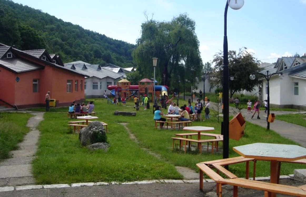 Centrul Poiana Pinului poate găzdui 100 de tineri