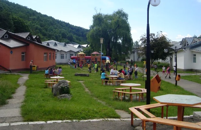 Centrul Poiana Pinului poate găzdui 100 de tineri