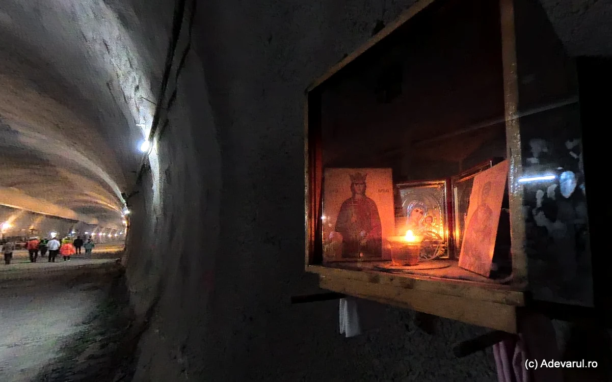 O candelă a stat aprinsă într-un mic altar din tunel. 