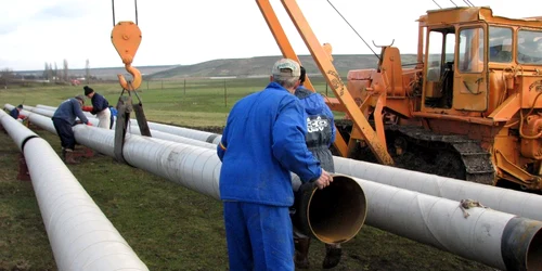 Lucrările au fost întârziate de neobţinerea la timp a avizelor şi de proprietarii de terenuri