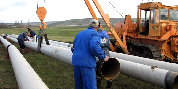 Lucrările au fost întârziate de neobţinerea la timp a avizelor şi de proprietarii de terenuri