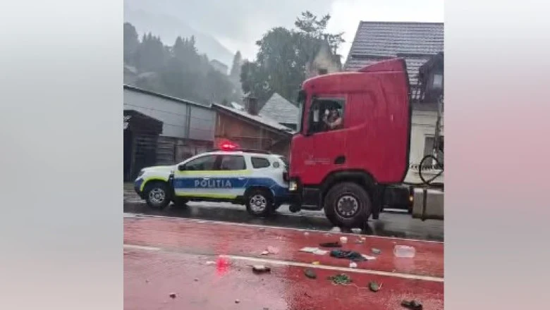 Un autotren a lovit o autospecială a Poliţiei. Şoferul s-a baricadat în cabină și a refuzat să coboare
