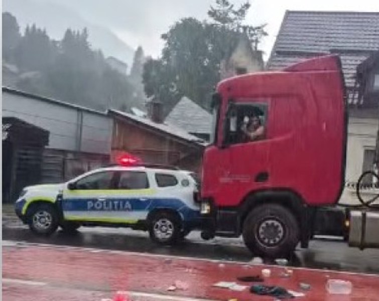 Un autotren a lovit o autospecială a Poliției. Șoferul s-a baricadat în cabină și a refuzat să coboare