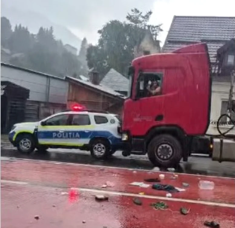 Autotrenul a lovit o mașină de poliție FOTO: captură video