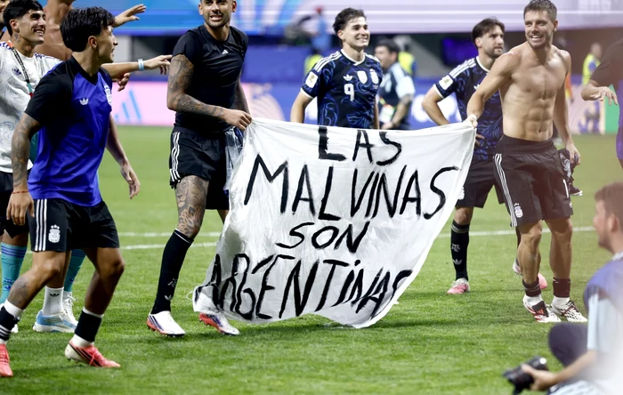 Pe bannerul purtat de argentinieni scria „Insulele Falkland sunt argentiniene" (Foto: EPAImages)