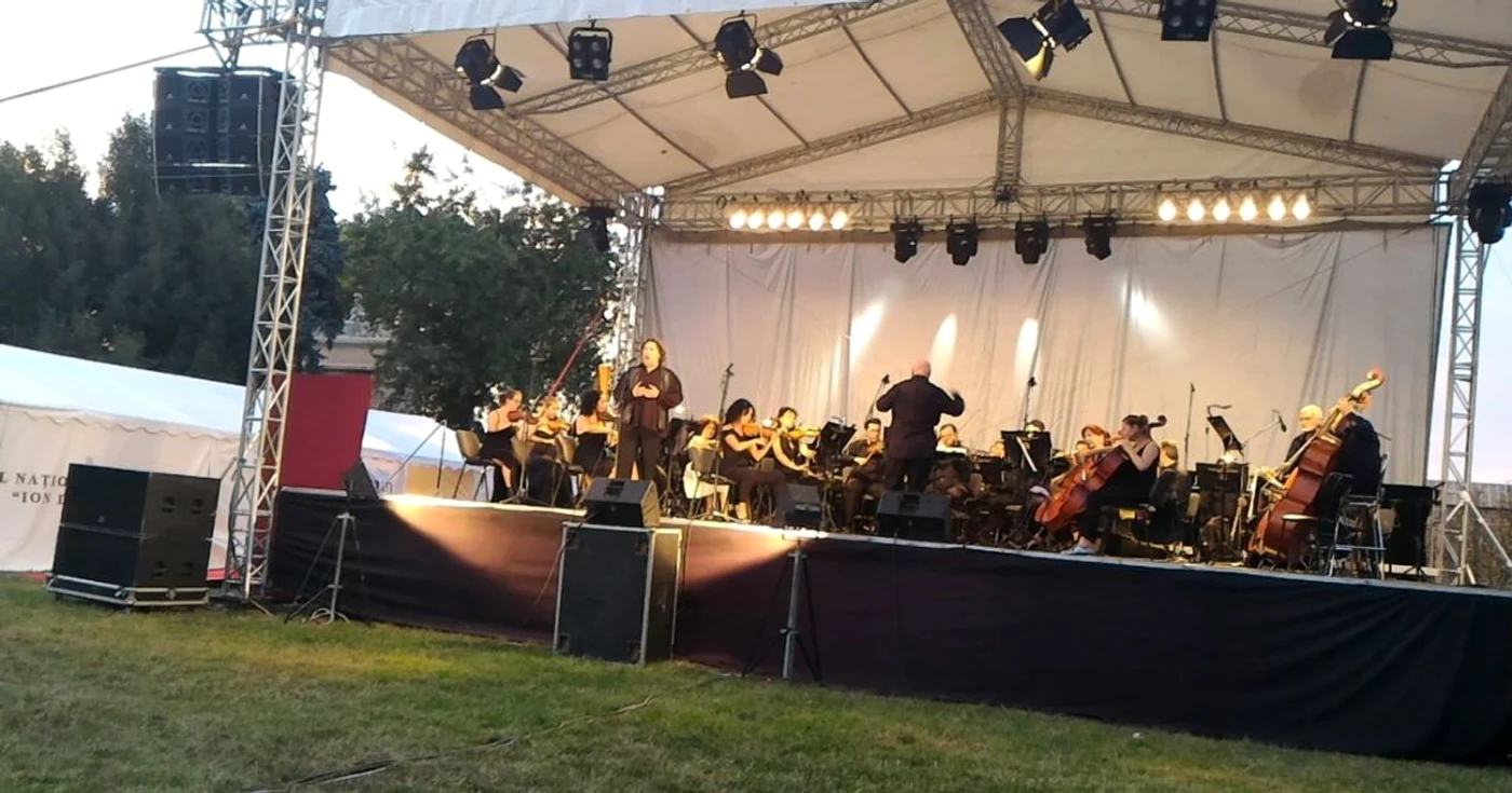 Alfredo Pascu şi orchestra condusă de Lucian Vlădescu