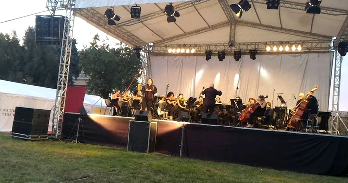 Alfredo Pascu şi orchestra condusă de Lucian Vlădescu