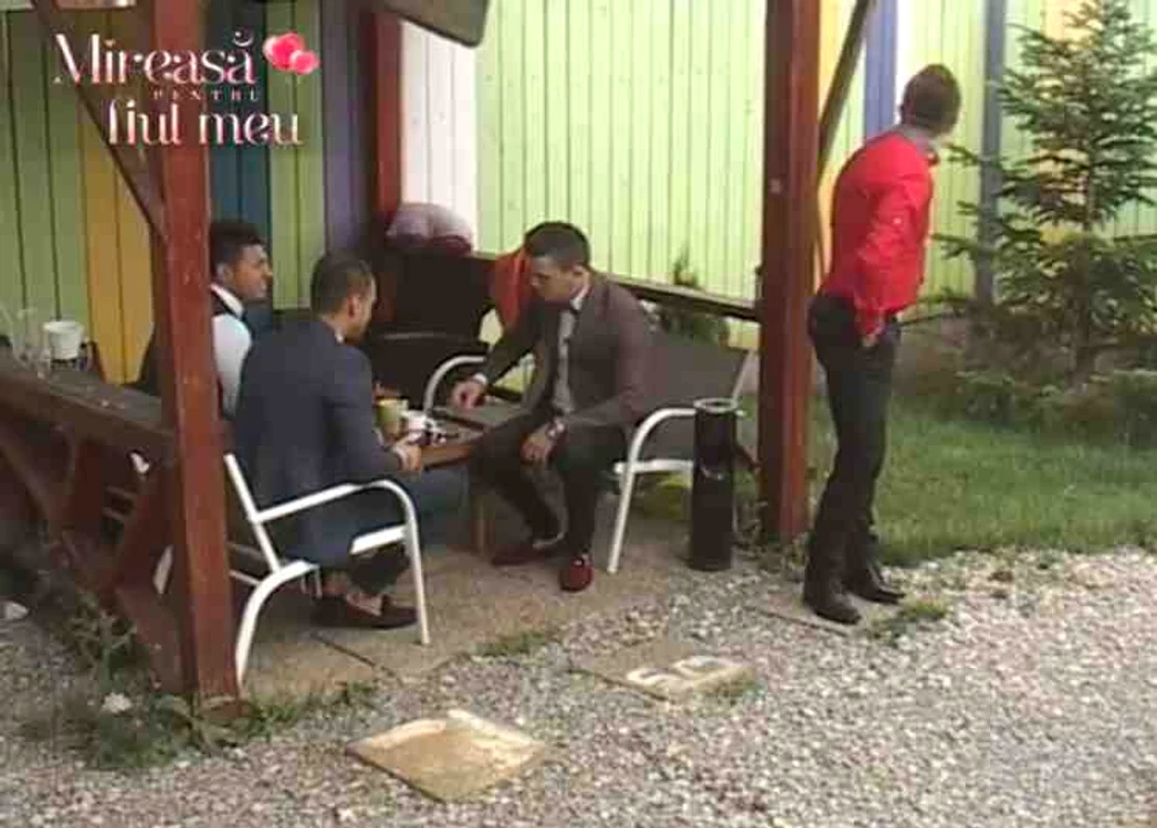 
    Băieţii de la "Mireasa pentru fiul meu" au fost interesaţi de avioanele care făceau spectacol pe cercaptură Antena 1  