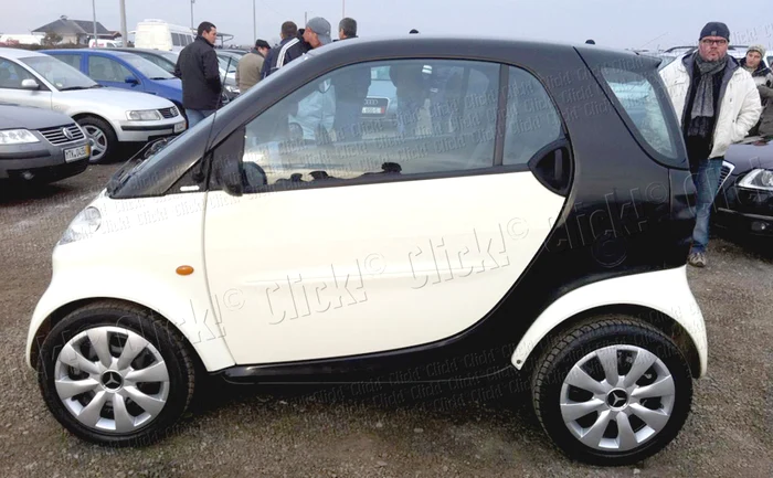 Se plimbă cu Smart-ul soţiei