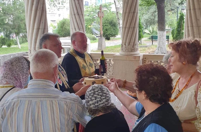 Părintele Paroh, Emil Nedelea Cărămizaru, împreună cu Părintele coslujitor, Vladimir Lapte, au săvârșit slujba parastasului în pridvorul bisericiifoto: arhiva proprie/Facebook