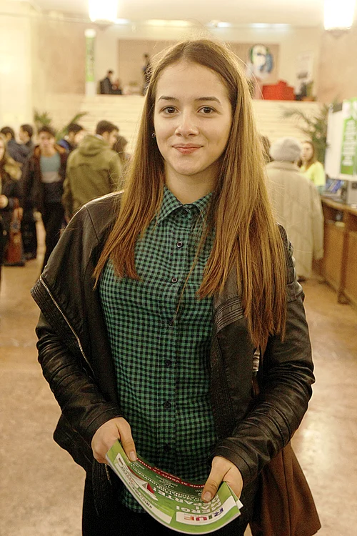 Ioana este din Târgovişte  şi are 16 ani. Ea îşi doreşte  să studieze în Marea Britanie