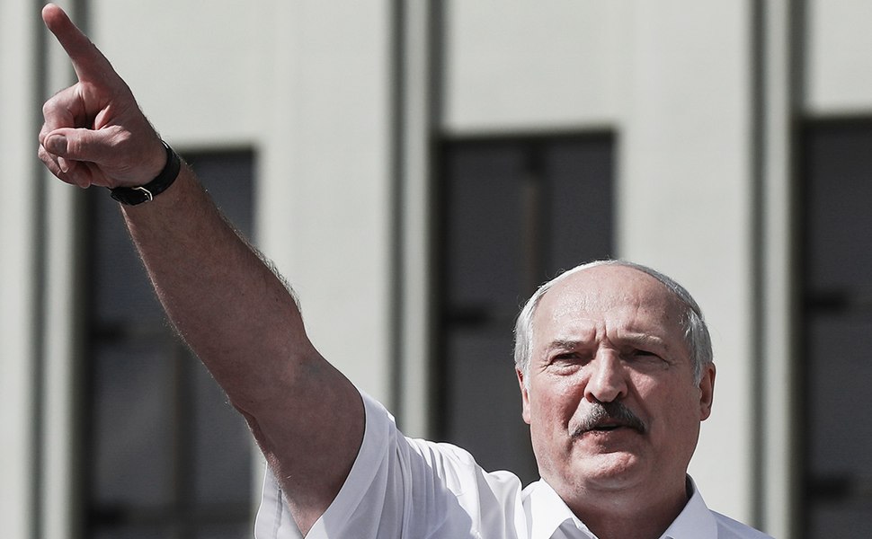  Lukașenko încearcă să-l ajute pe Putin. Belarusul a deplasat mai multe trupe și echipamente la frontiera ucraineană