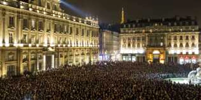 Oameni solidari cu victimele atacului de la Paris FOTO AP 