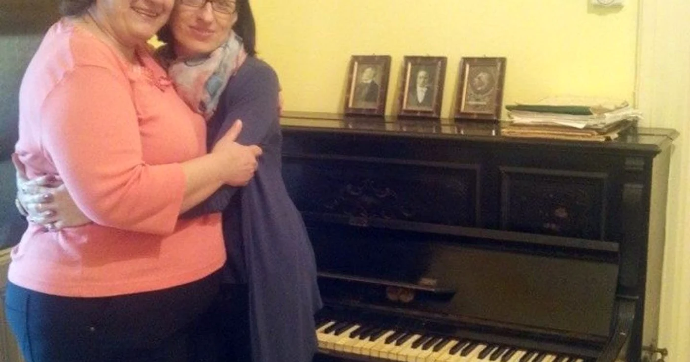 Psiholog Alina Mirela Trofin cu Ana-Maria Ionescu şi pianina ei dăruită copiilor cu autism Sursa foto Facebook AMI