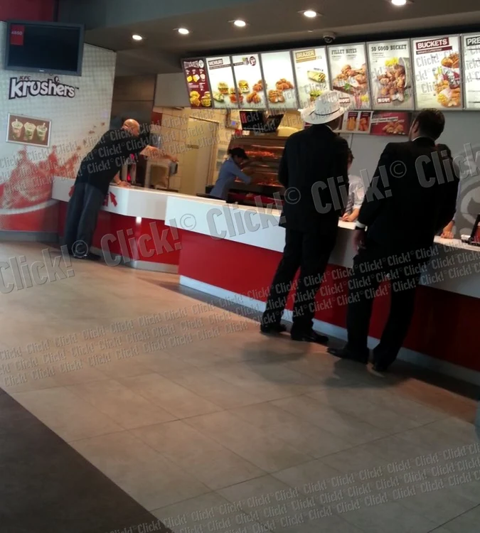 Bodyguarzii lui Akon i-au luat pui de la KFC