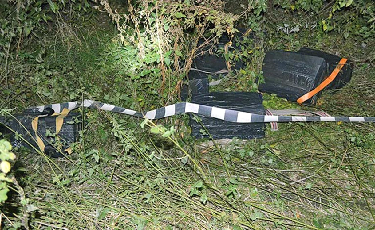 Coletele cu ţigări erau ambalate în folie neagrăFoto: Inspectoratul Teritorial al Poliţiei de Frontieră Sighetu Marmaţiei