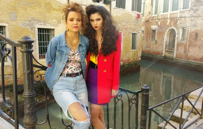 Ana Maria Guran și Ana Maria Ilinca, protagonistele clipului ”Iubește-mă de tot”