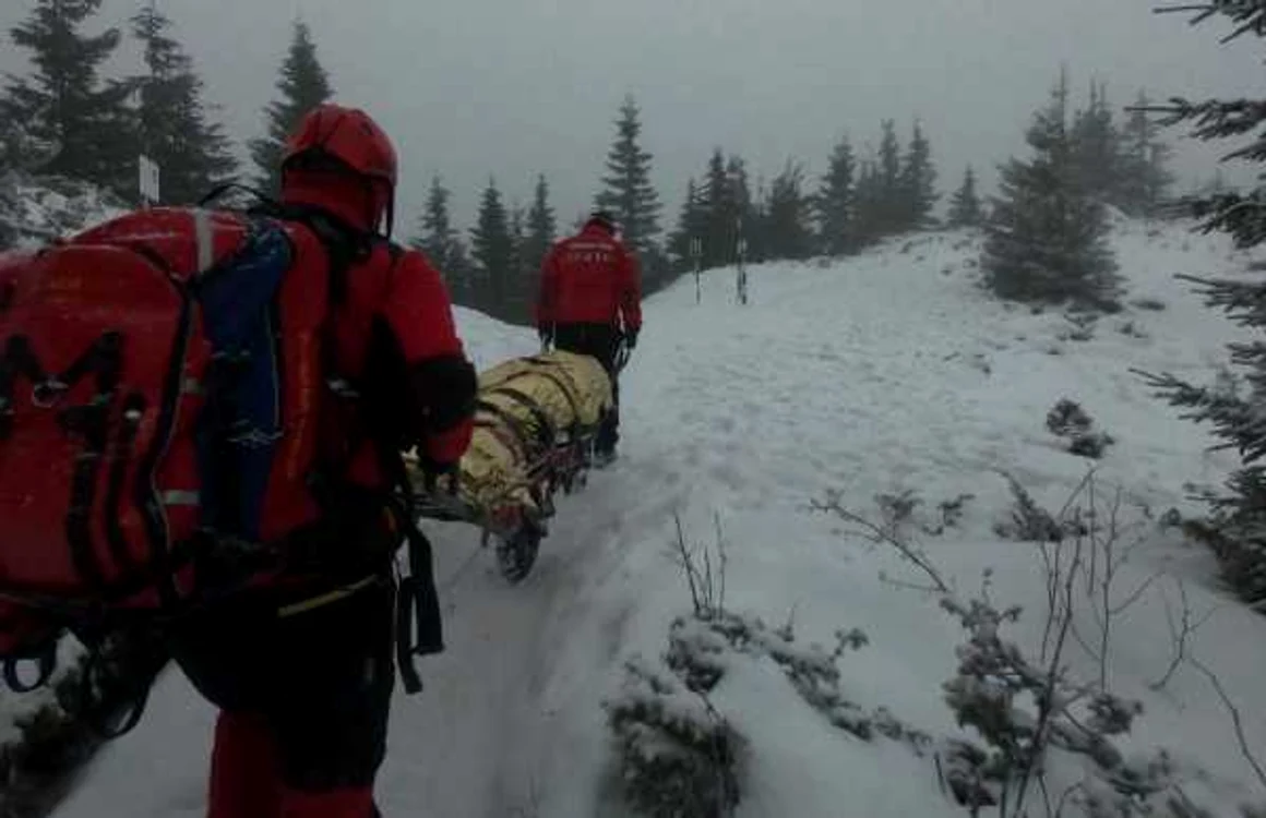 Salvamontiştii au avut o intervenţie dificilă din cauza gerului şi a gheţii FOTO Salvamont Neamţ