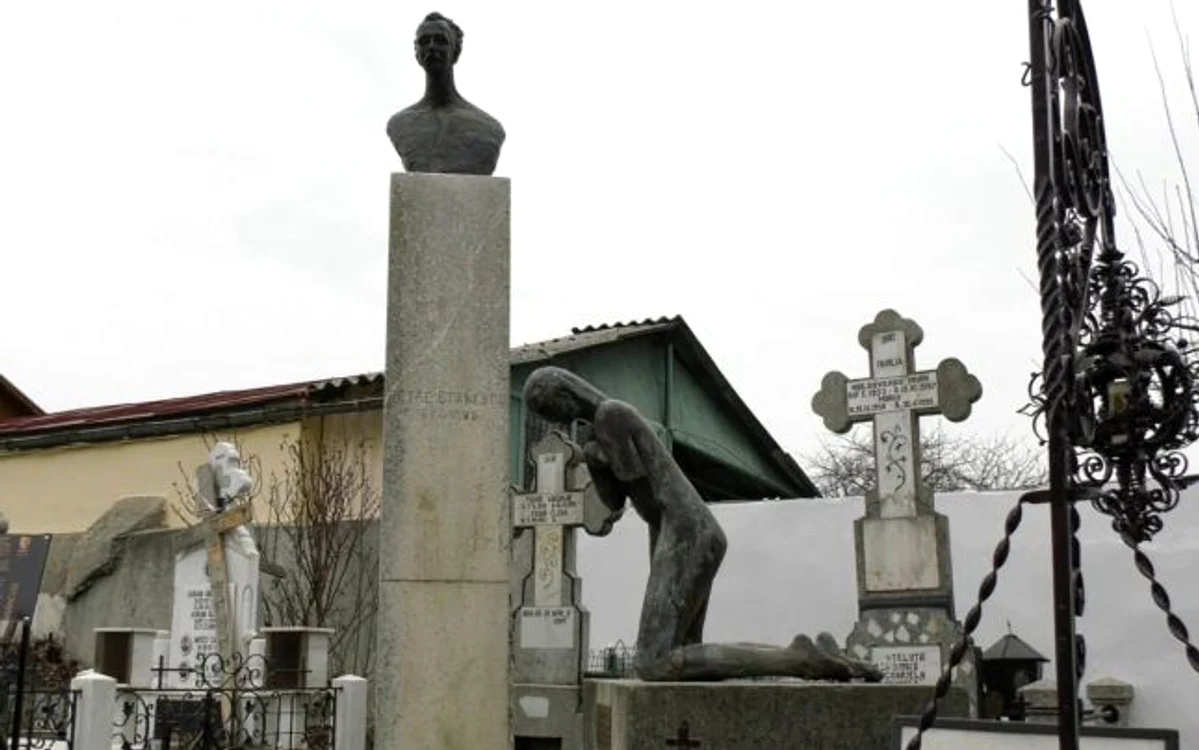 Bustul avocatului Petre Stănescu şi "Rugăciunea" din cimitirul Dumbrava din Buzău FOTO Iulian Bunilă
