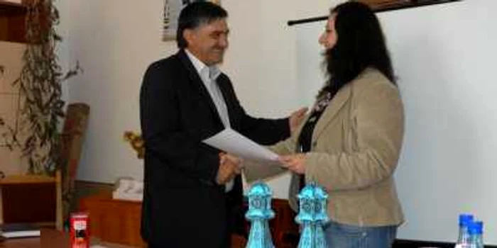 Prof. Simona Nedelcu îi oferă directorului şcolii din Grecia certificatul de participare şi Ceasul Brăilei în miniatură  