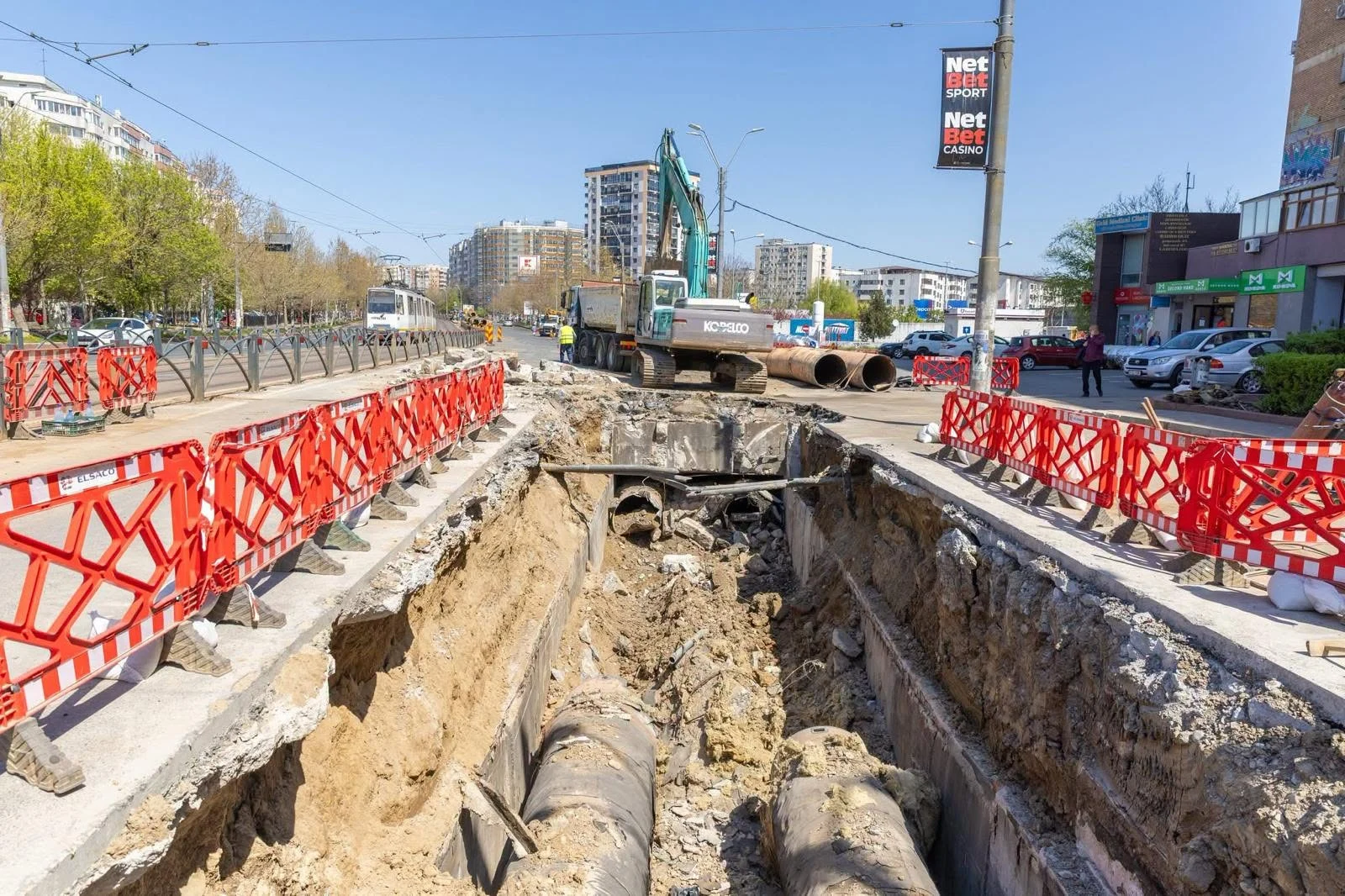 Mii de bucureșteni rămân fără apă caldă din 13 iulie, din cauza unor lucrări la rețeaua de termoficare. Ce străzi sunt afectate