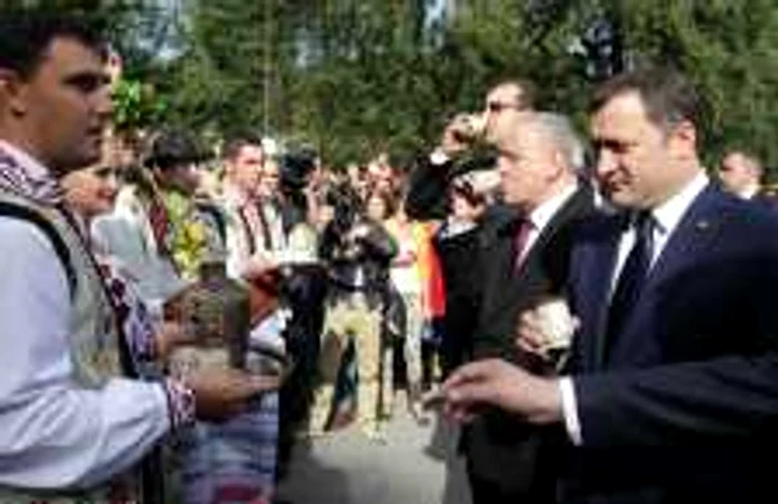 Conducerea de vârf a ţării cinstesc vinuri autohtone