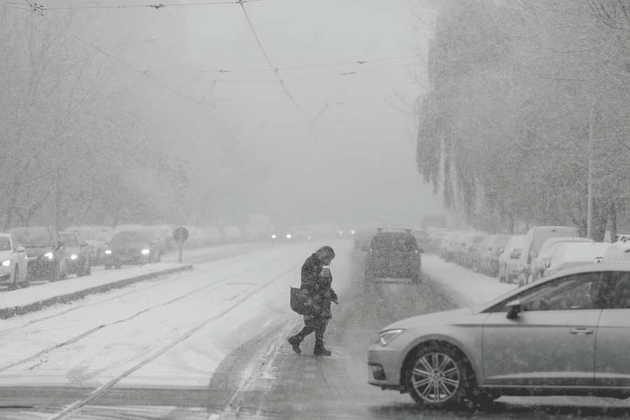 Peste 1.700 de gospodării din Dâmbovița, fără curent electric în urma ninsorii căzute în ultimele ore 