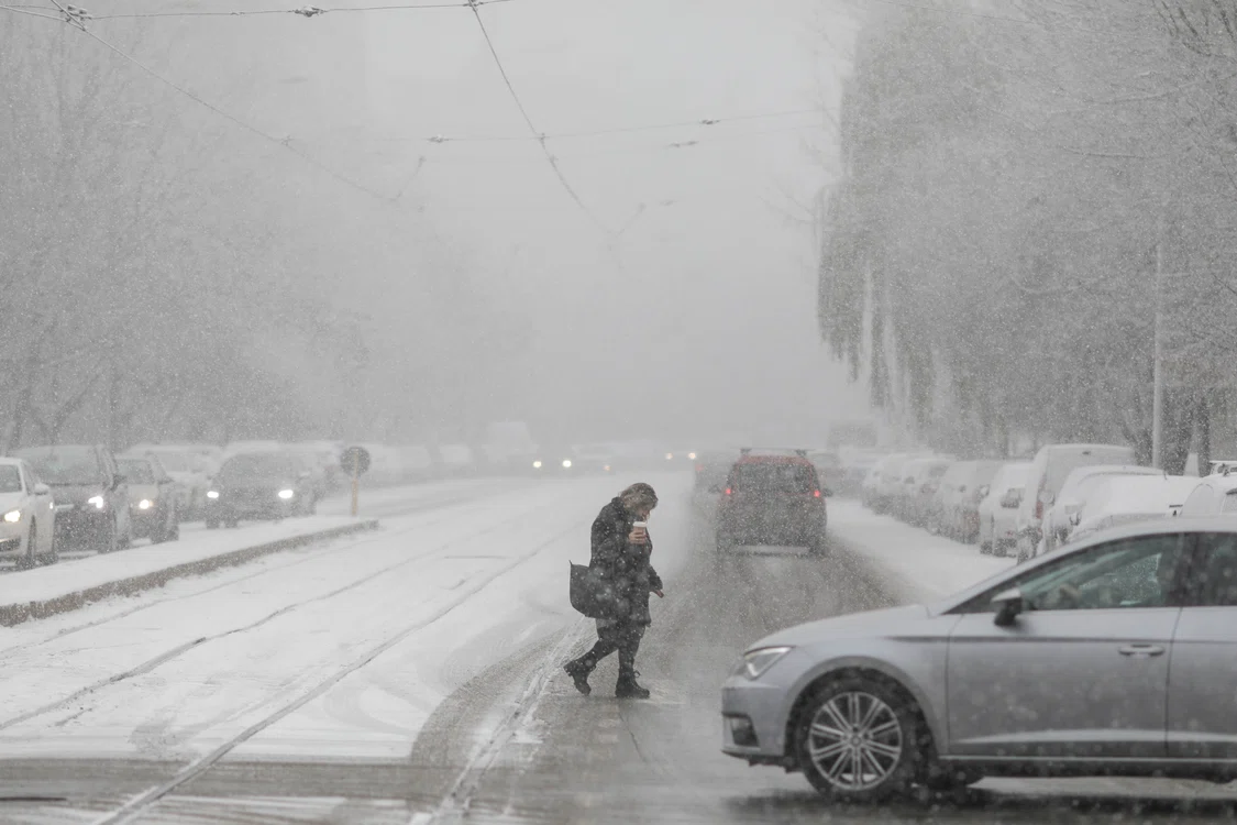 Meteorologii nu exclud depunerea unui strat de zăpadă. FOTO: Inquam Photos/Octav Ganea