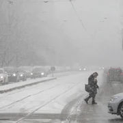 Prima ninsoare din iarna 2022-2023 în București. FOTO Inquam Photos / Octav Ganea