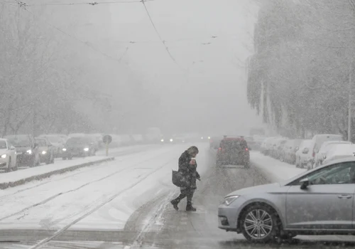 Prima ninsoare din iarna 2022-2023 în București. FOTO Inquam Photos / Octav Ganea