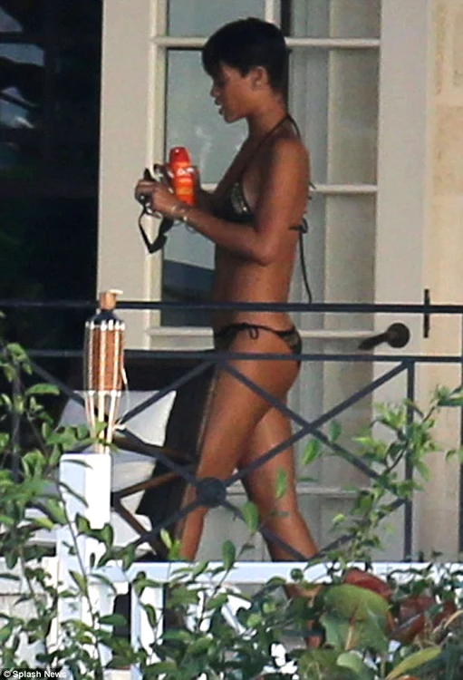 Rihanna este în vacanţă la Barbados