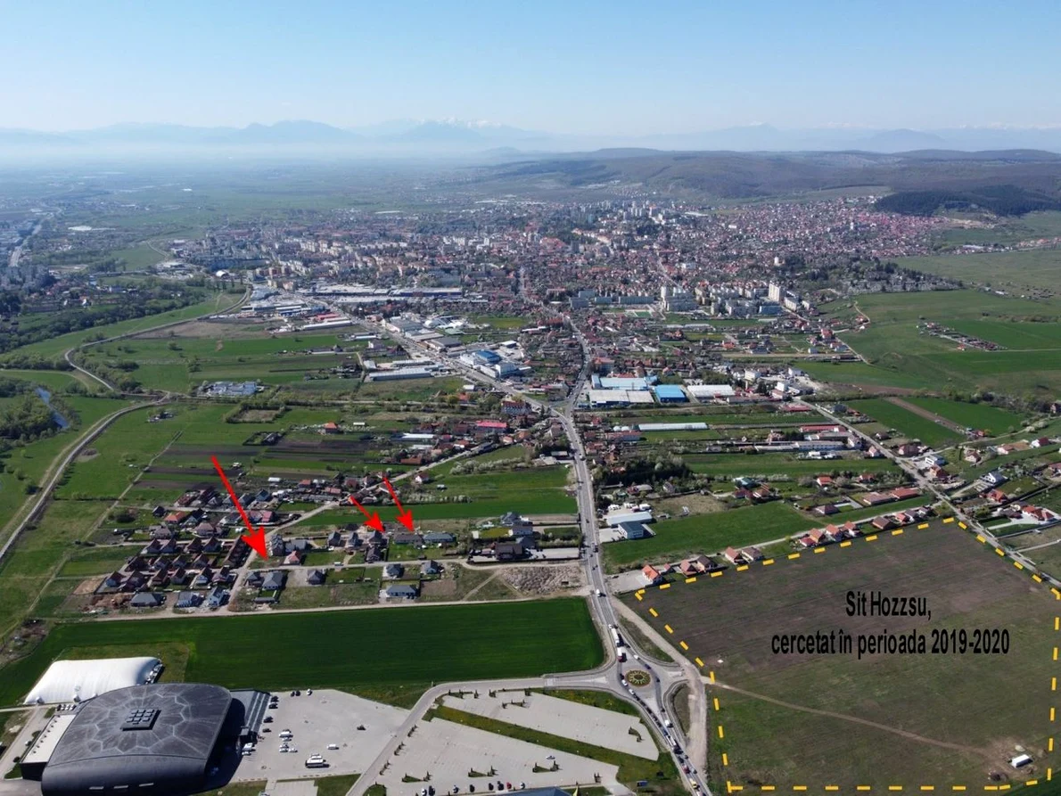 Aerofotografie sit Hosszú vedere dinspre nord 2024. Săgețile roșii sunt suprafețe în care s-au realizat cercetări arheologice preventive în anii 2023-2024 (© MNCR)