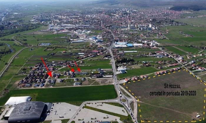 Aerofotografie sit Hosszú vedere dinspre nord 2024. Săgețile roșii sunt suprafețe în care s-au realizat cercetări arheologice preventive în anii 2023-2024 (© MNCR)