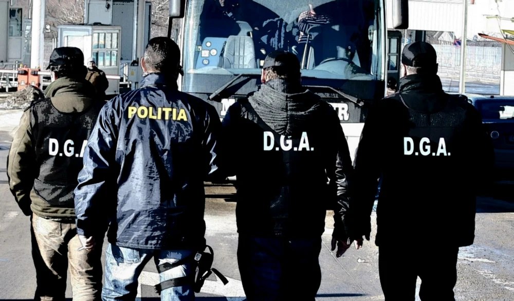 Polițiști și jandarmi implicați într-un dosar de licențe universitare pe bani. Percheziții în mai multe județe