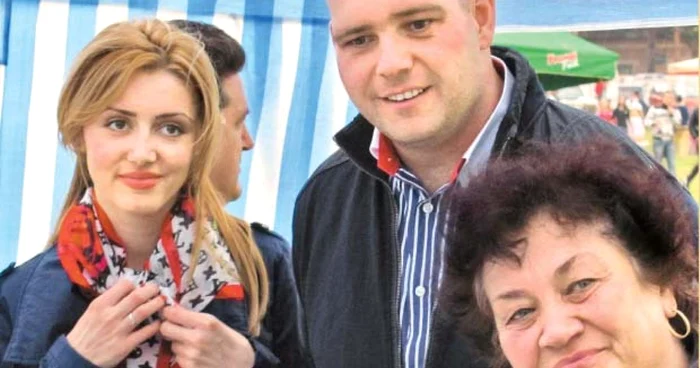 Roberta, Adrian şi Rodica Mocanu, la o serbare câmpenească