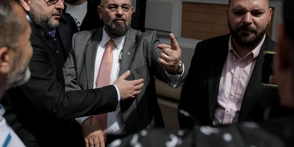 Depunerea candidaturii lui Cristian Popescu Piedone, reprezentatul PUSL, la Biroul Electoral de Circumscripție al Municipiului București. FOTO Inquam Photos / Octav Ganea