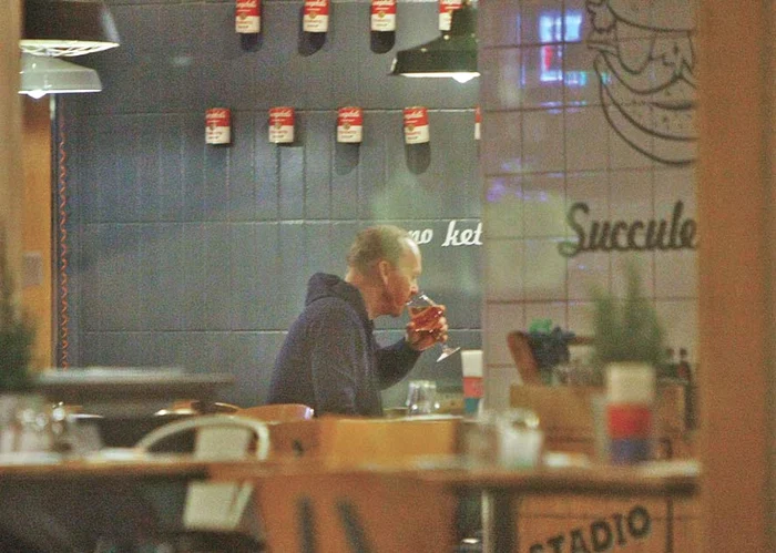 Starul s-a relaxat, a renunțat la ochelarii de vedere și a comandat vin alb
