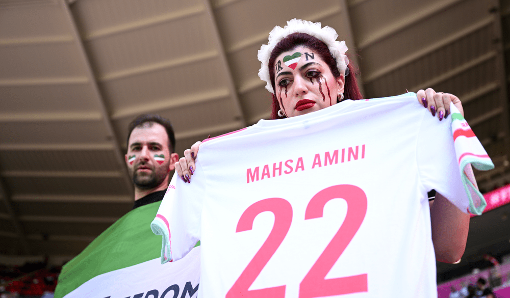 Iran - Țara Galilor. Lacrimi și sânge în memoria Mahsei Amini, în timpul intonării imnului FOTO