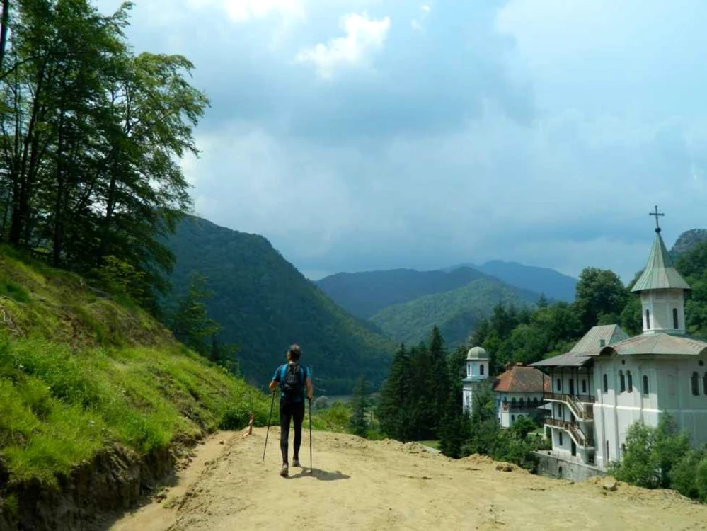 Turist în Parcul Naţional Cozia - Vâlcea Foto Adevărul