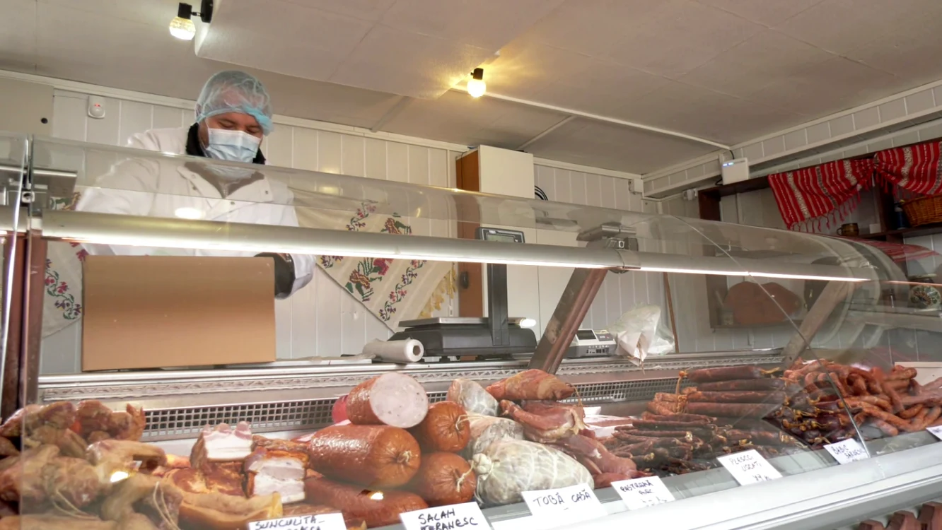 Magazinul cu bunătăţi tradiţionale se află lângă Primăria Mărăcineni