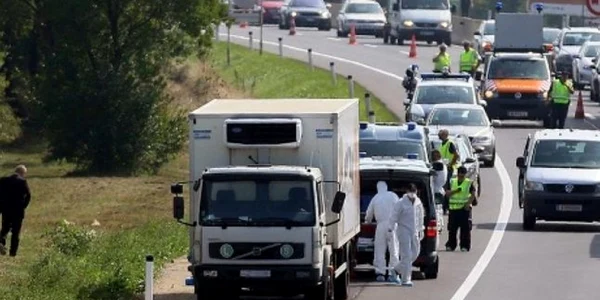 Camion cu imigranţi găsit în pe o autostradă din Austria FOTO ARD